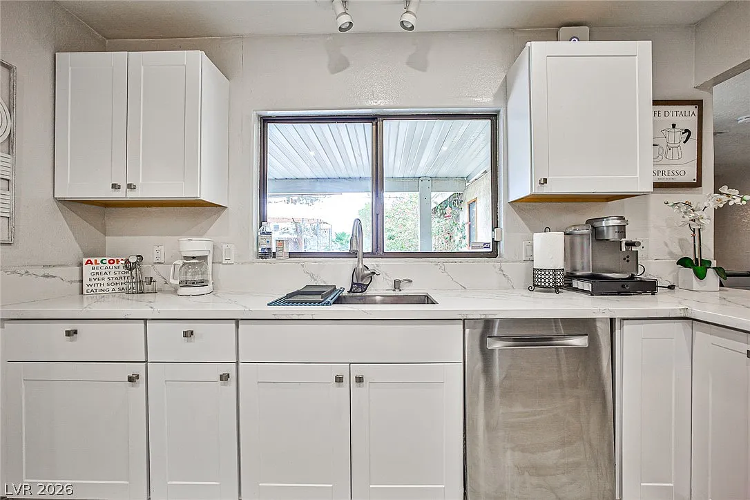 4 bed, 4.0 bath, 2611 sqft, $3,700 — Photo 3