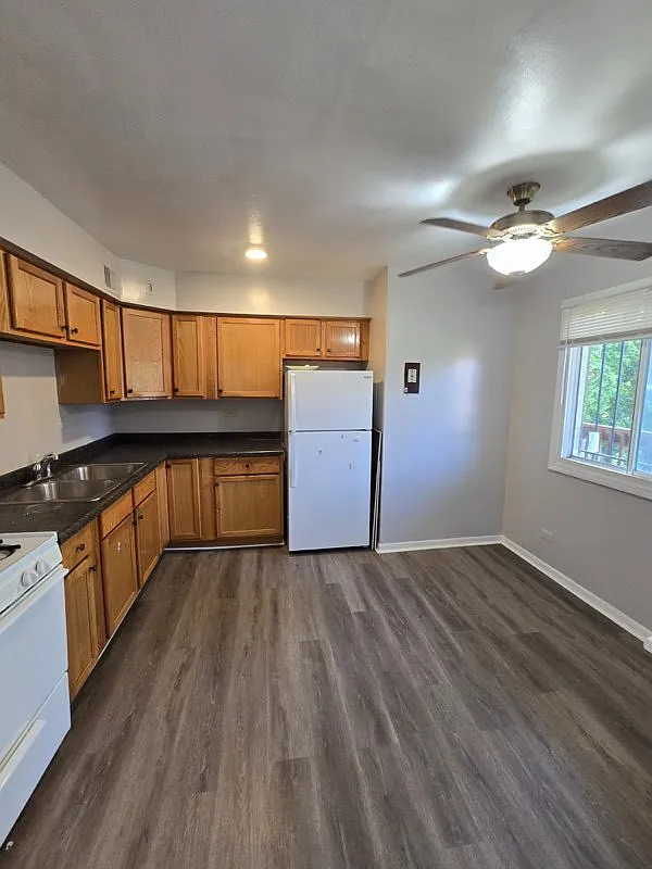 2 bed, 900 sqft, $1,300 — Photo 2