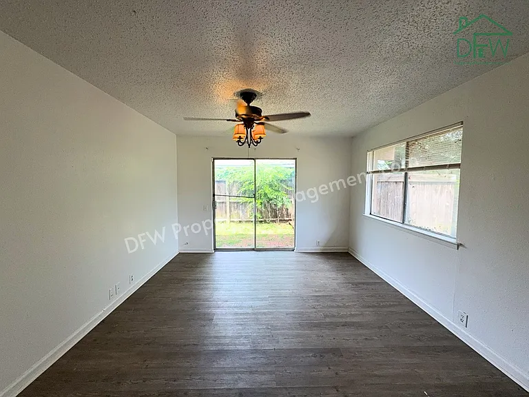 2613 Amherst Ct — Photo 2