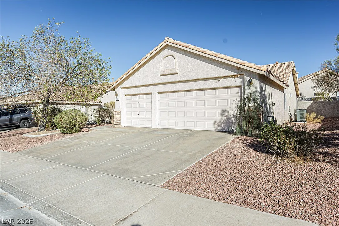 3 bed, 2.0 bath, 1422 sqft, $2,000 — Photo 3