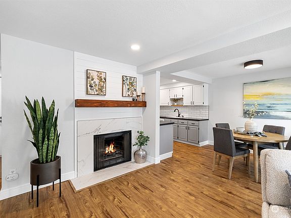 5th image of 12349 Roosevelt Way NE #203