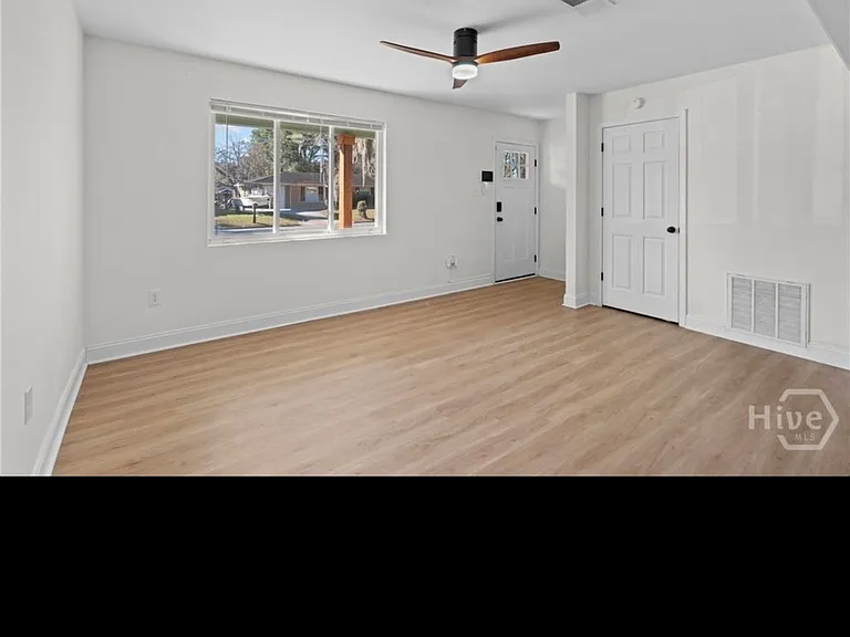 408 Valentine Dr — Photo 2