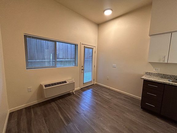 3rd image of 410 NE Dekum St #102