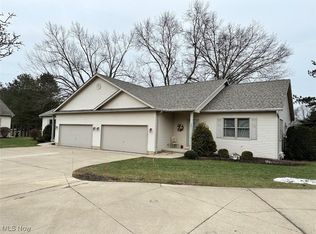 221 Aspen Dr, Dover, OH