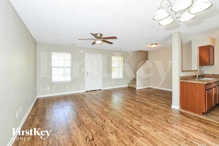 3 bed, 1.0 bath, 1338 sqft, $1,765 — Photo 2