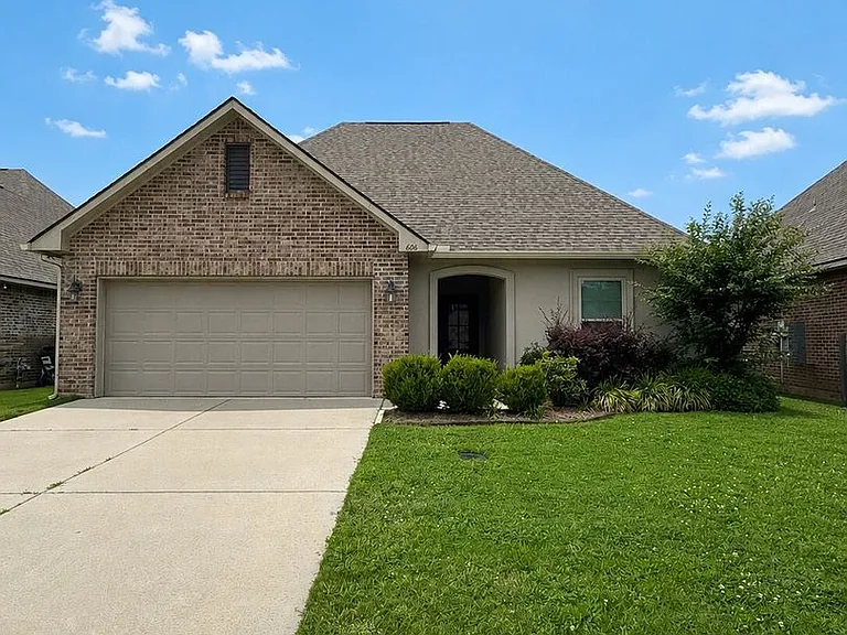 606 Acacia Dr — Photo 1