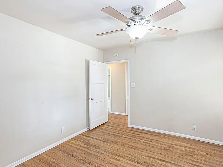 10929 Whitegate Ave — Photo 32