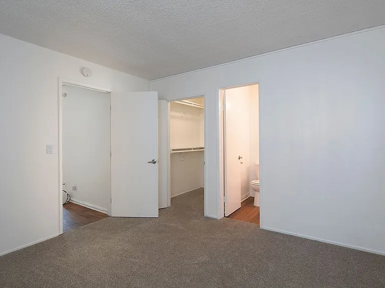 Aztec Pacific Apartments — Photo 9