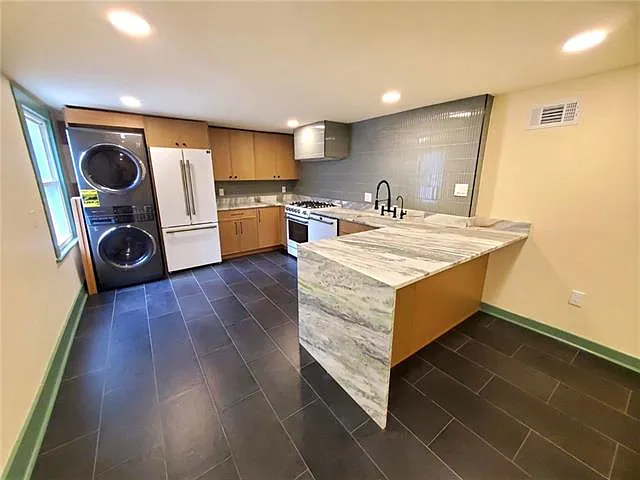 2 bed, 2.0 bath, 1500 sqft, $1,900 — Photo 4