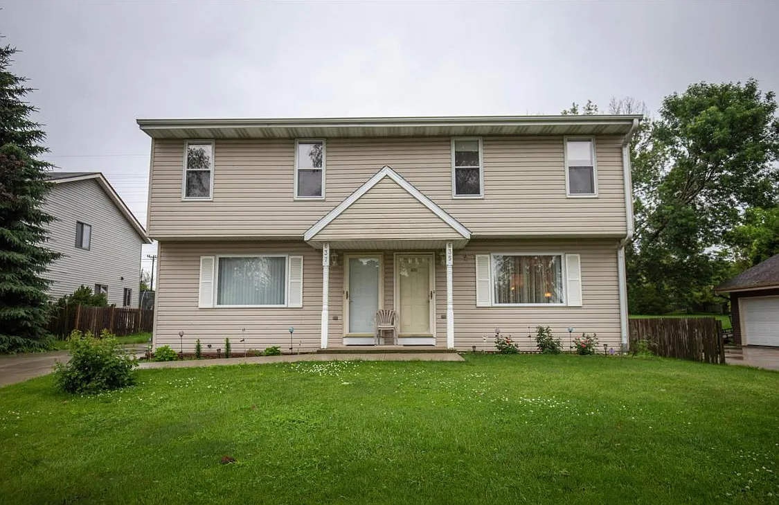 3 bed, 1.5 bath, 1450 sqft, $2,025 — Photo 1