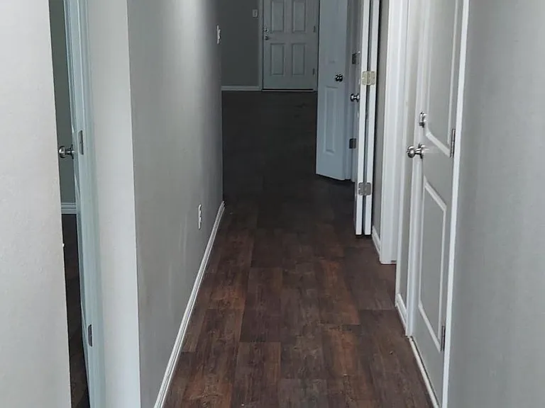 407 W Criner St #B — Photo 11