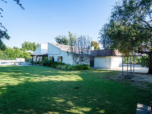 4th image of 3323 E Villa Knolls Dr