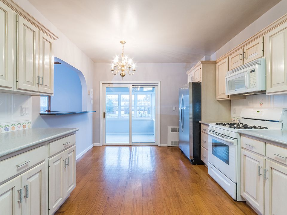 Eat-in kitchen