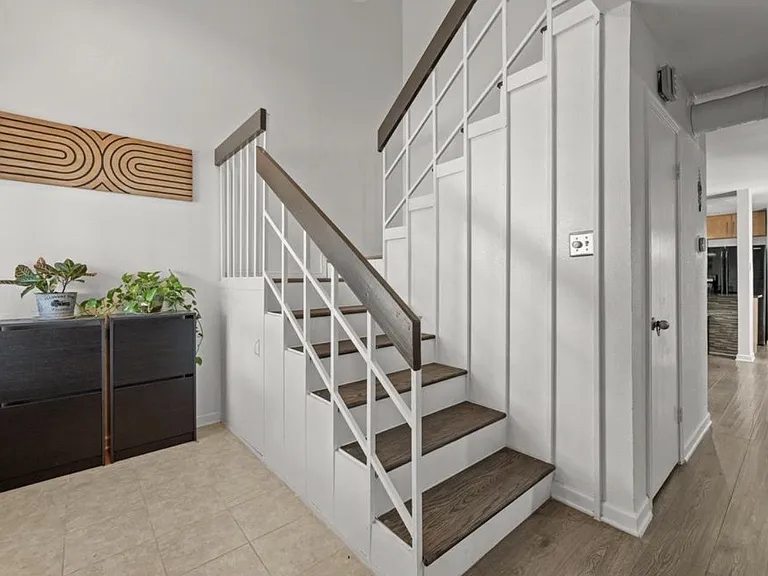 525 Towne House Ln — Photo 4
