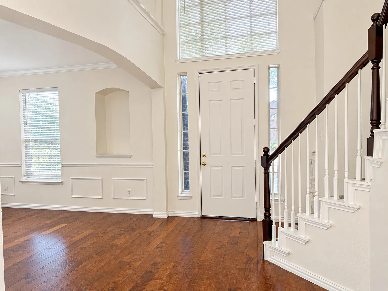3 bed, 2.5 bath, 2368 sqft, $2,850 — Photo 2