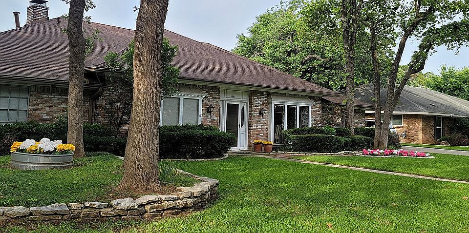 1st image of 2410 Lakeview Cir