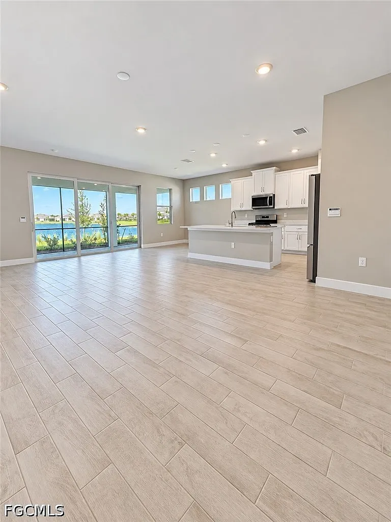 3 bed, 2.5 bath, 2221 sqft, $3,400 — Photo 3
