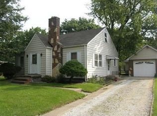 2 Deerpath Rd, Merrillville, IN 46410