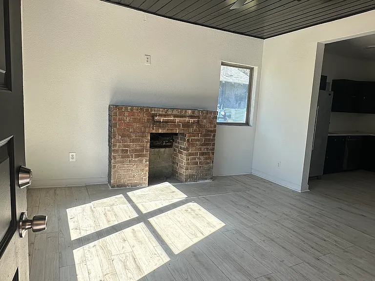 1431 E Crockett St — Photo 4