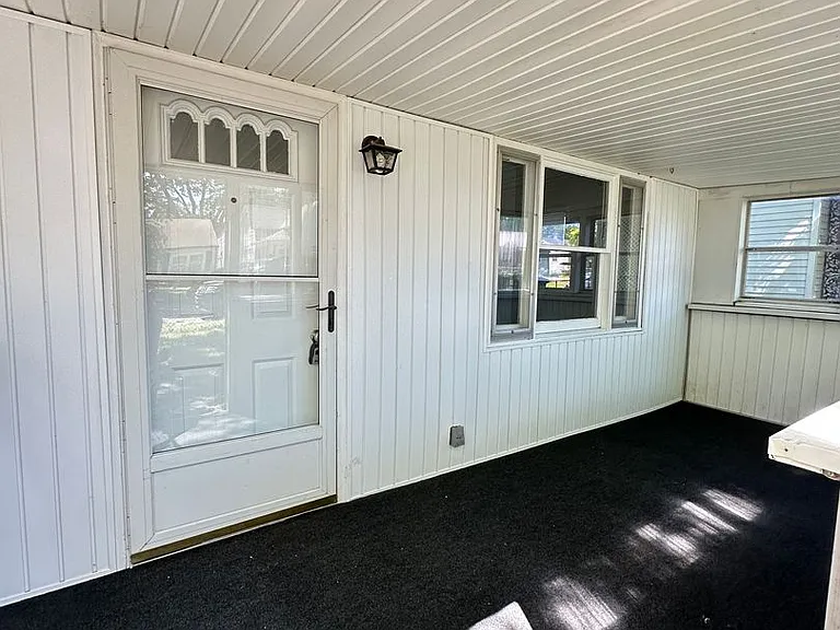 2101 S Pershing Dr — Photo 2