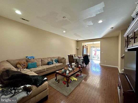 5th image of 340 Wilmore Dr