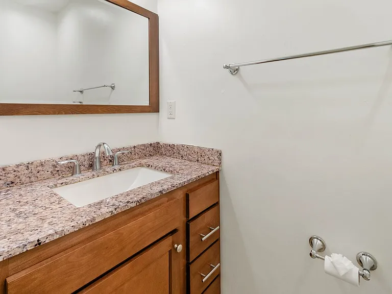 1121 E 9th St #1 — Photo 14