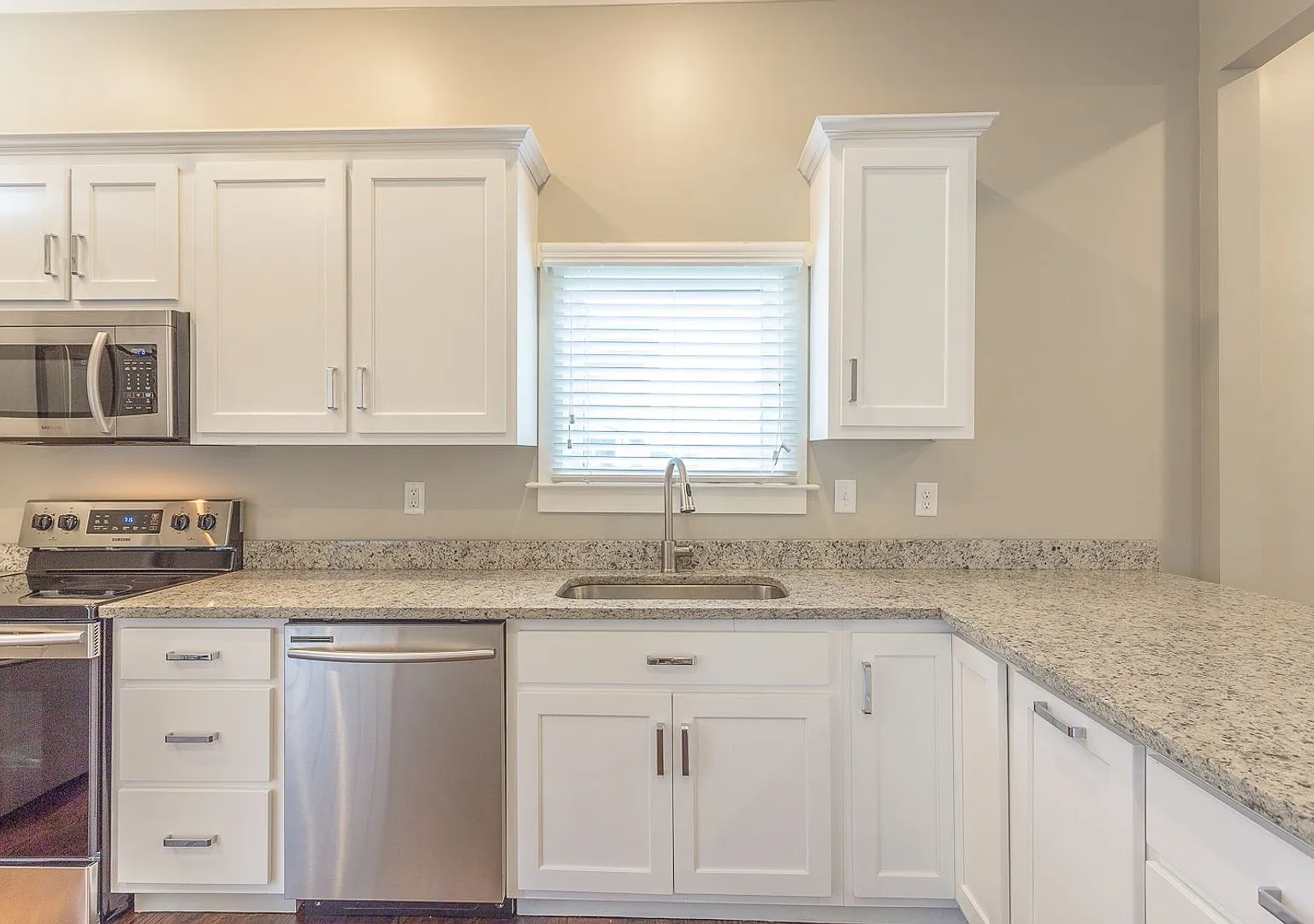 3 Bedroom Home Close To Utc, Lawncare Included! — Photo 4