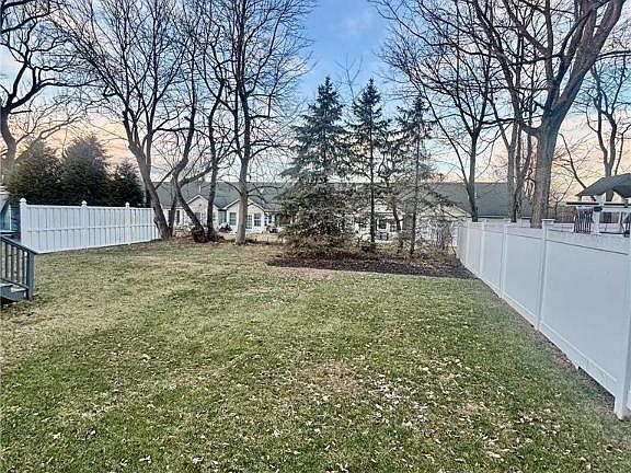 4th image of 1530 Hawthorn Dr