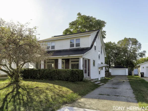 202 Ridgewood St SE, Kentwood, MI 49548