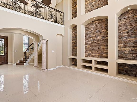 3rd image of 1915 Woods Dr W