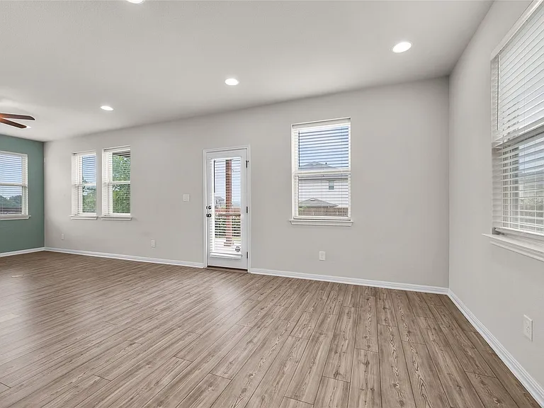 101 Lambert St — Photo 16