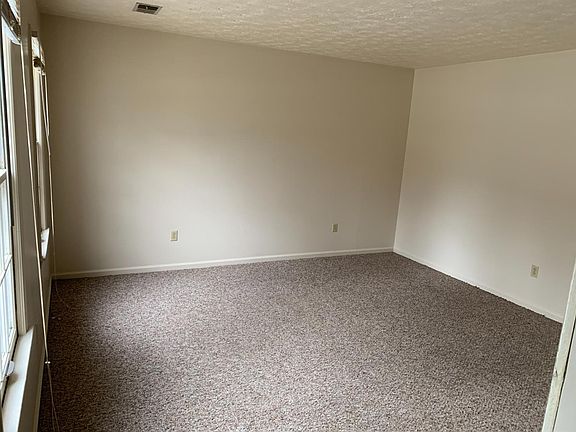 2nd image of 1104 Collins Ln APT 3