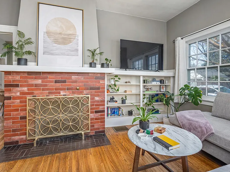 2323 W Regan Ave — Photo 2