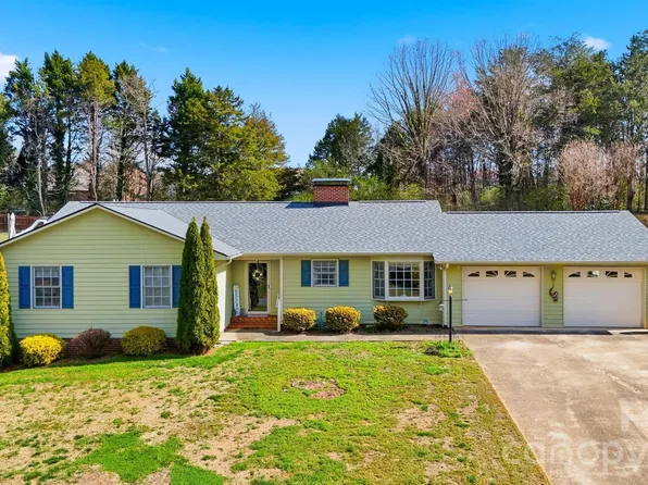 916 Plantation Dr, Lenoir, NC 28645
