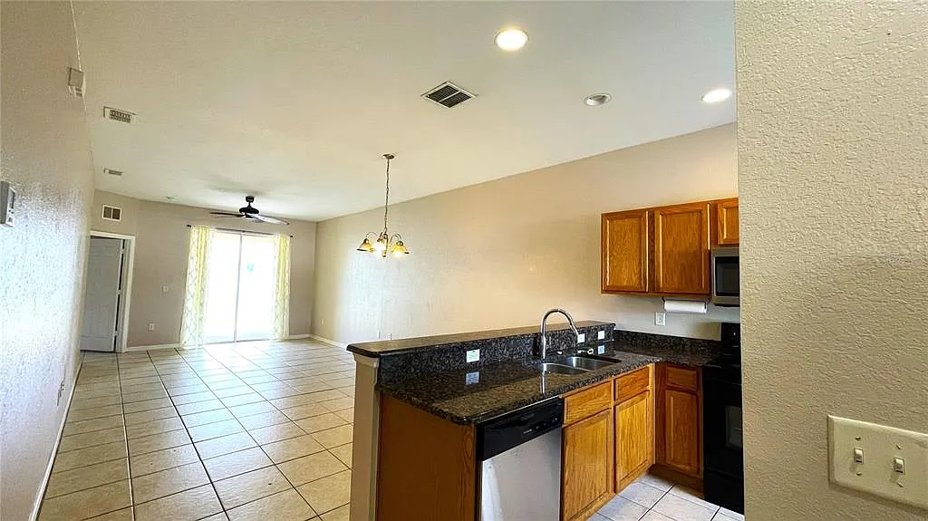 3 bed, 2.0 bath, 1216 sqft, $1,500 — Photo 3
