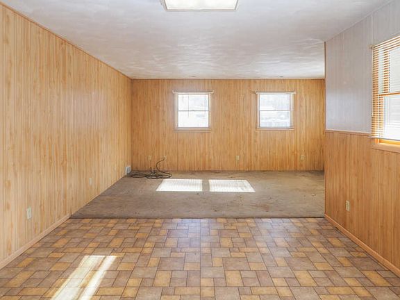 4th image of 211 Kellogg St