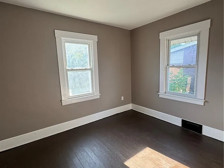 105 Manchester Ave — Photo 5