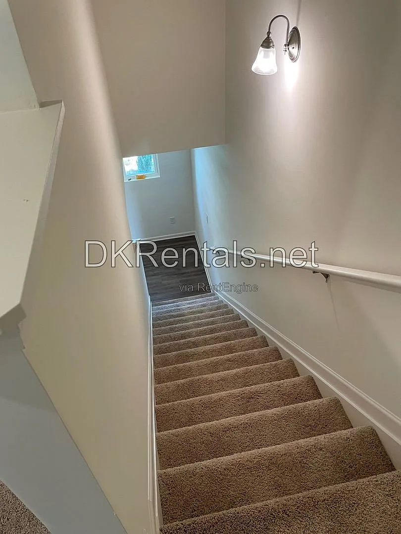 3 bed, 2.5 bath, 1421 sqft, $1,550 — Photo 3
