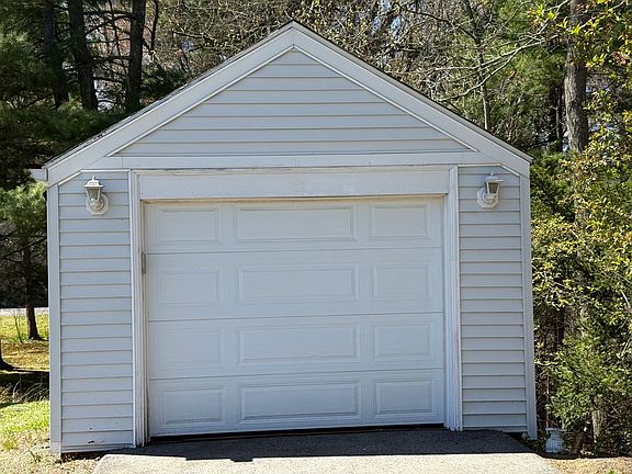 5th image of 168 Speen St