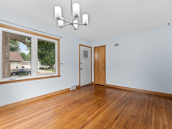 4th image of 904 14th Ave NE
