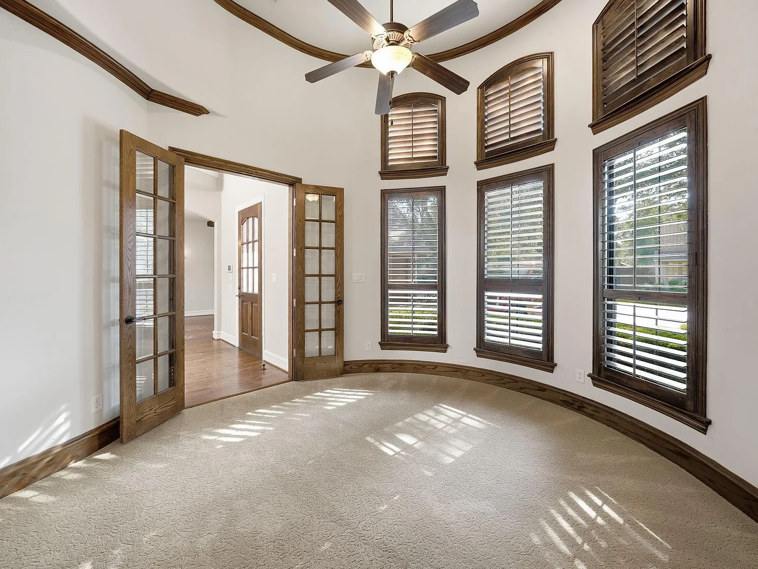 5 bed, 4542 sqft, $4,650 — Photo 4
