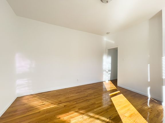 4th image of 19 Diamond St #8