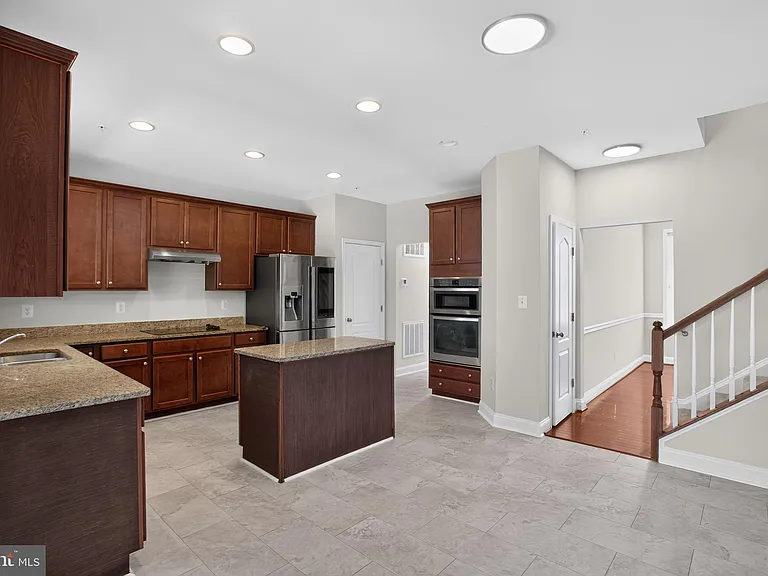 6816 Barlowe Ct — Photo 11