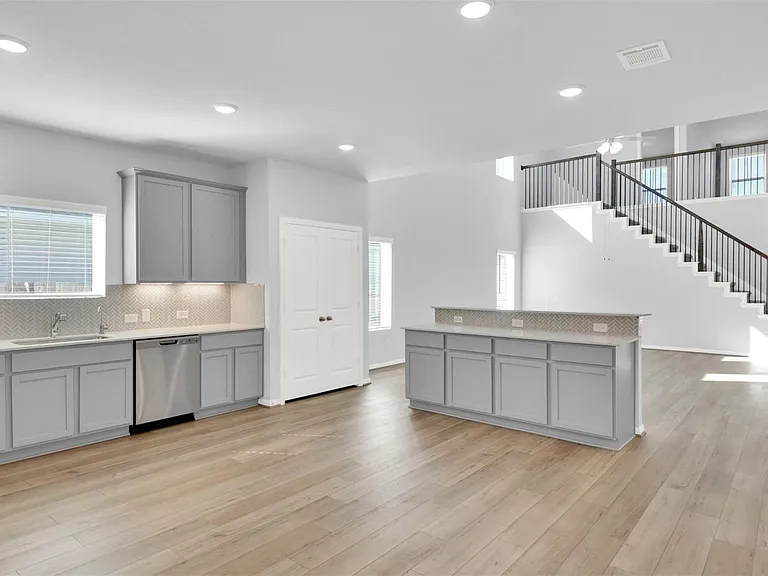 113 Greenthread Dr — Photo 3
