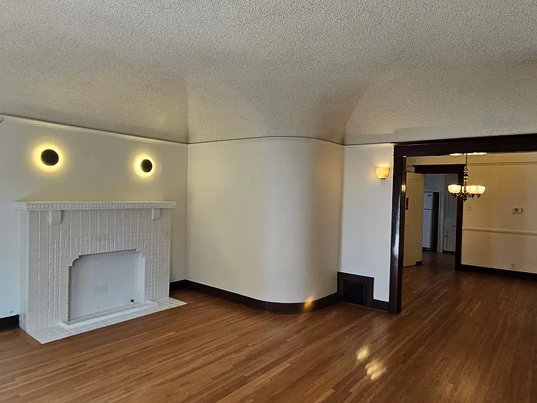 218 1/2 N Kenmore Ave — Photo 10