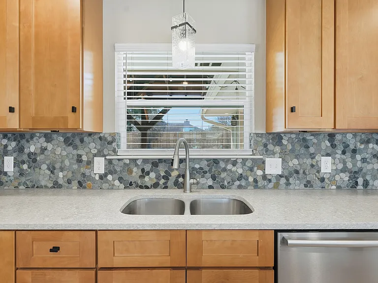 1409 Highland Dr — Photo 10