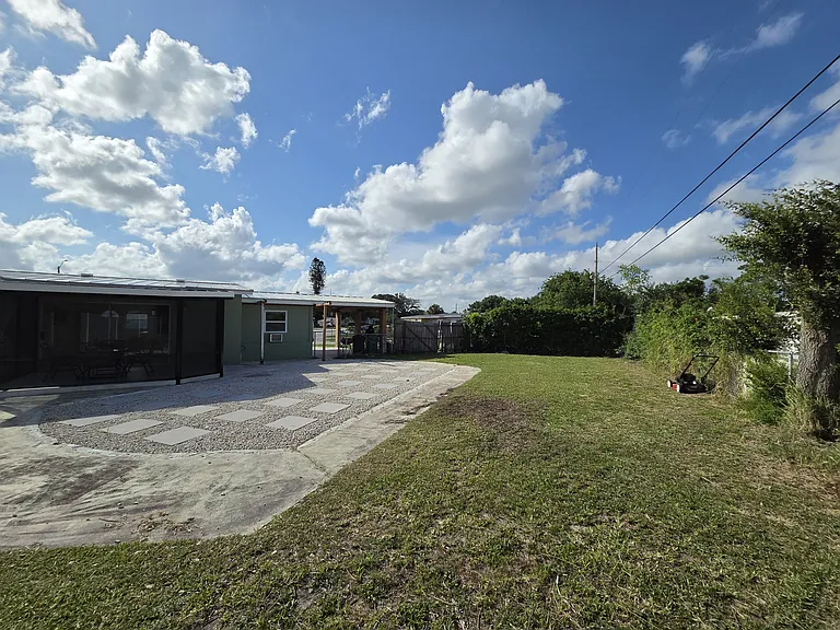 305 SE Airoso Blvd — Photo 33