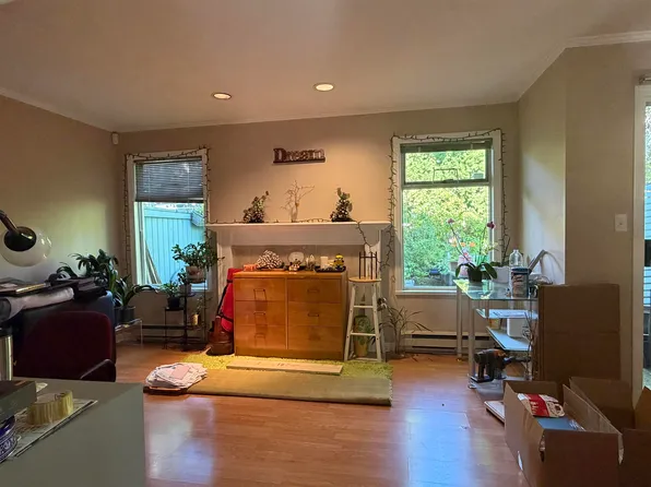 7130 Barnet Rd #5, Burnaby, BC V5A 4S4