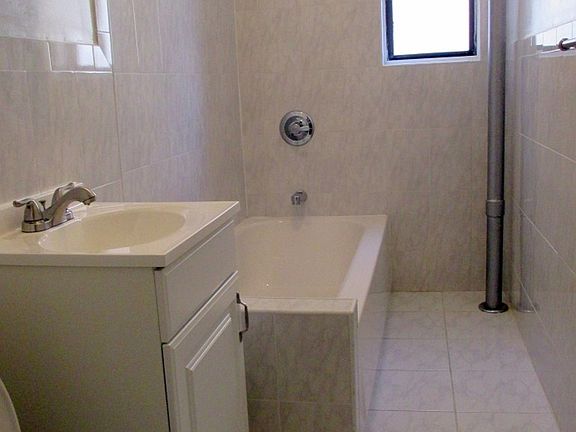 5th image of 3206 47th St APT 3F