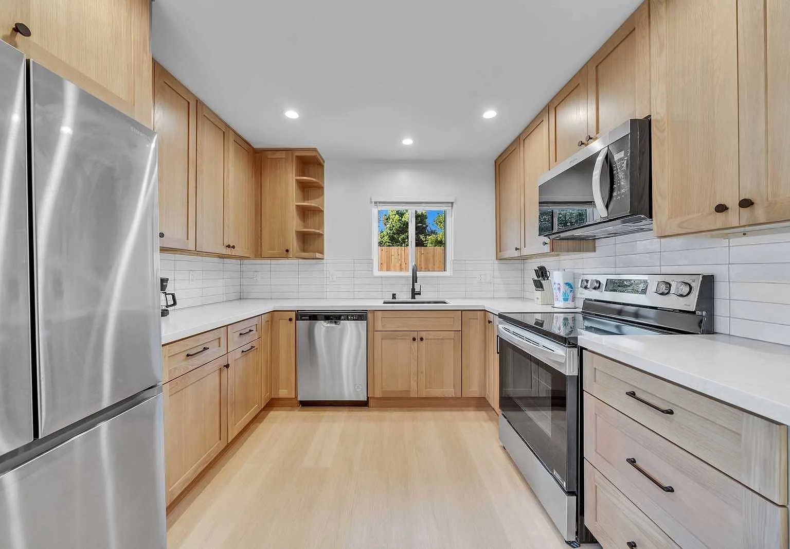 2 bed, 887 sqft, $6,000 — Photo 3